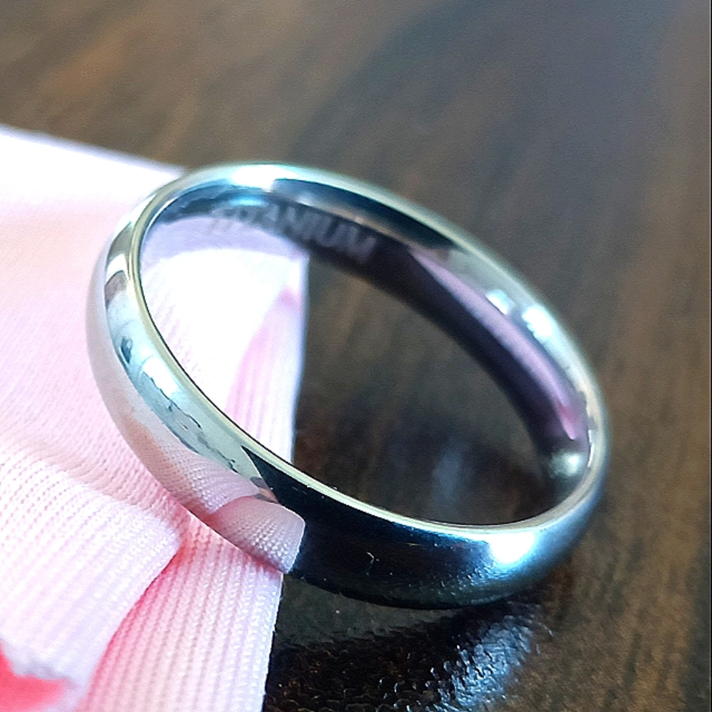 Titanium Beautiful And Shiny ❤️ Wedding Band Ring, size 8